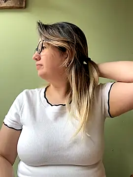 Snapshot of amooraaamoon chatting on October 2025 01:23:02 PM amooraaamoon online show from October 2025 01:23:02 PM