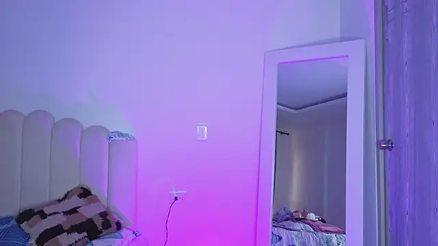 Snapshot of charlotte_002 chatting on April 2026 09:06:02 PM charlotte 002 online show from April 2026 09:06:02 PM