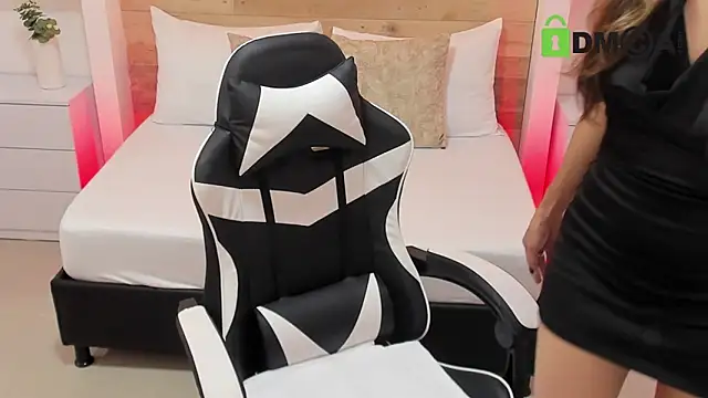 Snapshot of candy_summer28 chatting on October 2025 12:28:02 PM candy summer28 online show from October 2025 12:28:02 PM