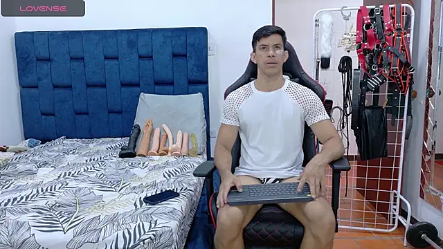 JoseRumbero26 online show from September 2025 01:05:01 PM