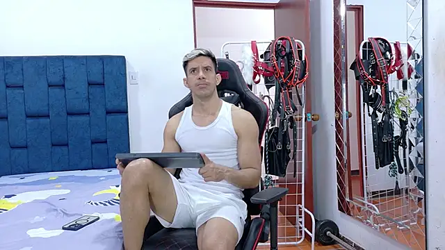 JoseRumbero26 online show from December 2025 05:53:01 PM