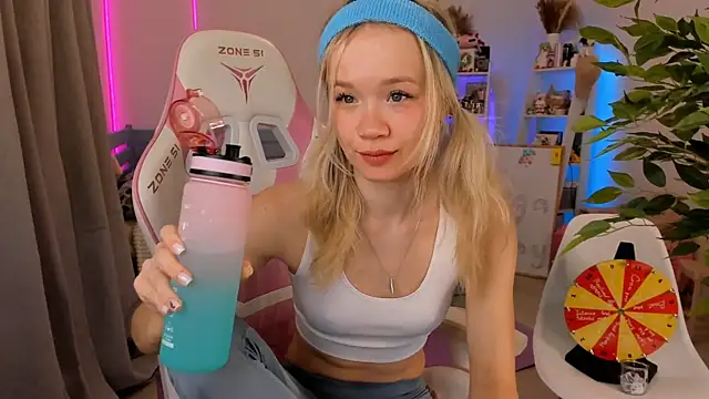 Snapshot of Lily_Young chatting on November 2025 04:56:02 AM Lily Young online show from November 2025 04:56:02 AM