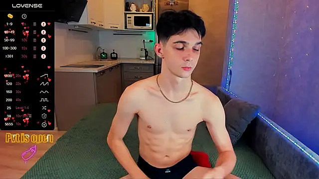 Snapshot of Aaron_Boom chatting on October 2025 12:44:01 AM Aaron Boom online show from October 2025 12:44:01 AM