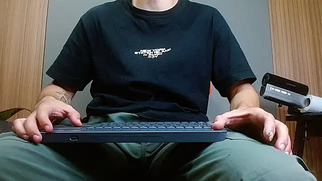 Snapshot of Mr_WhiteCock chatting on November 2025 11:47:01 PM Mr WhiteCock online show from November 2025 11:47:01 PM