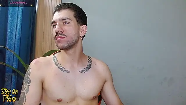 Snapshot of Mr_WhiteCock chatting on November 2025 04:07:02 PM Mr WhiteCock online show from November 2025 04:07:02 PM