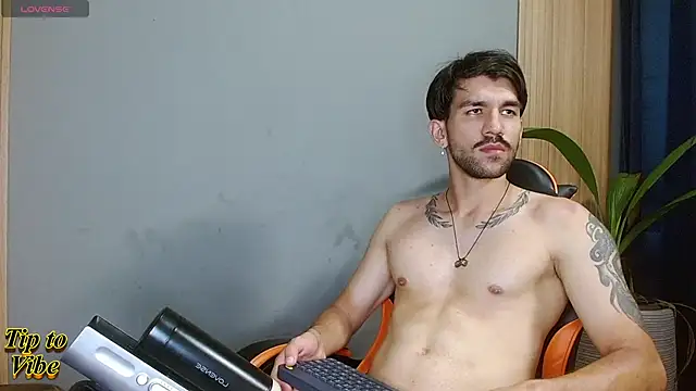 Snapshot of Mr_WhiteCock chatting on November 2025 02:26:01 AM Mr WhiteCock online show from November 2025 02:26:01 AM