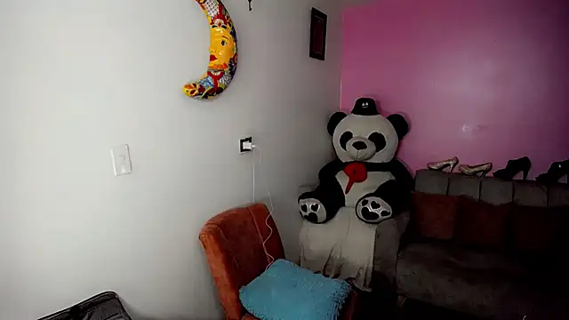 Snapshot of SweetKim21 chatting on February 2025 03:18:01 AM SweetKim21 online show from February 2025 03:18:01 AM