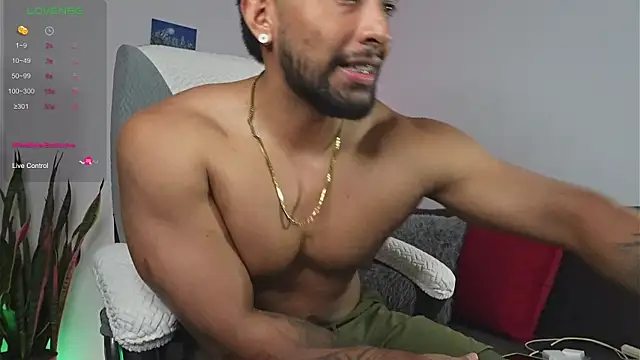 Snapshot of Couple_muscle1 chatting on May 2026 08:49:02 PM Couple muscle1 online show from May 2026 08:49:02 PM