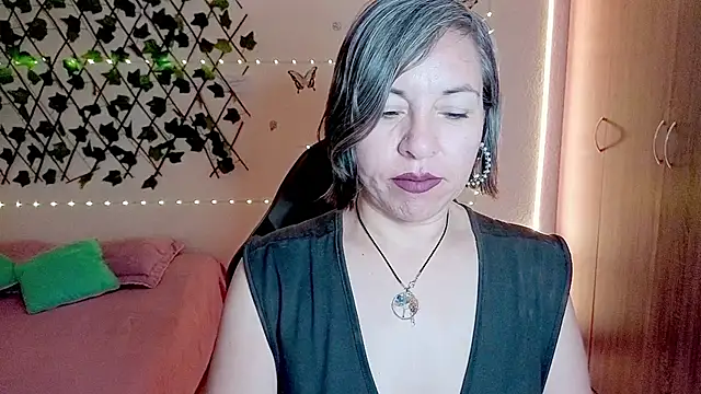 Lady breaks hearts online show from December 2025 10:31:01 AM