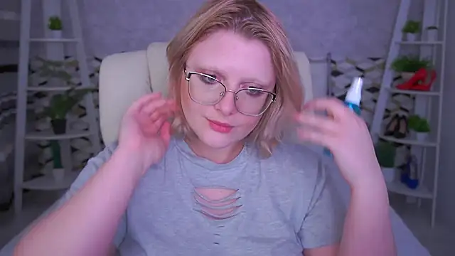 Snapshot of CoolTatis chatting on May 2026 06:42:02 AM CoolTatis online show from May 2026 06:42:02 AM