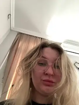 Snapshot of Teya_moon_ chatting on November 2025 08:02:02 AM Teya moon online show from November 2025 08:02:02 AM