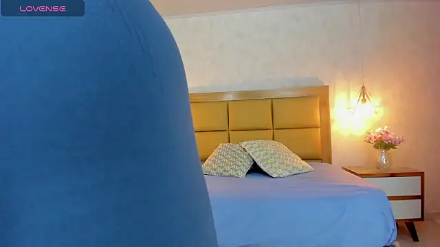 LARSONMIA online show from October 2025 12:39:02 PM