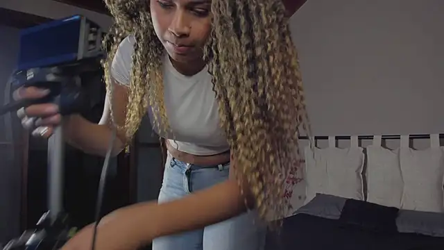 nayah   online show from March 2025 08:09:02 PM