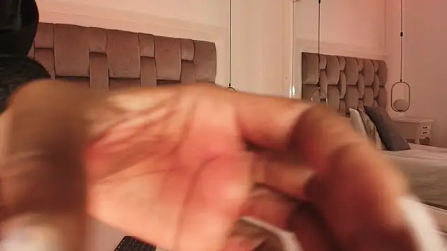 PamelaMendez  online show from November 2025 04:04:01 AM