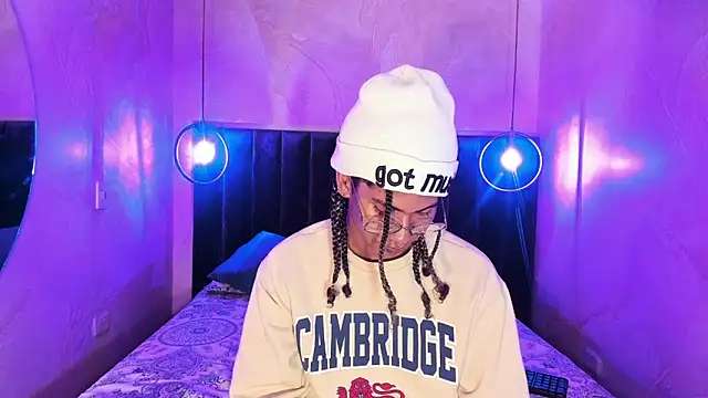 Maxim-Walker online show from November 2025 03:06:02 AM