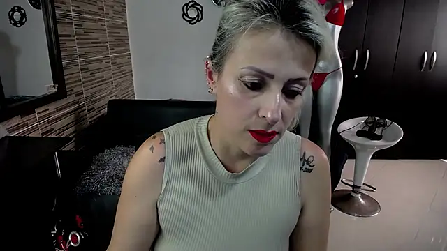 Snapshot of Emma_Rizzoo chatting on February 2025 07:40:02 PM Emma Rizzoo online show from February 2025 07:40:02 PM