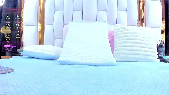 Snapshot of RileySweett chatting on November 2025 11:43:02 AM RileySweett online show from November 2025 11:43:02 AM