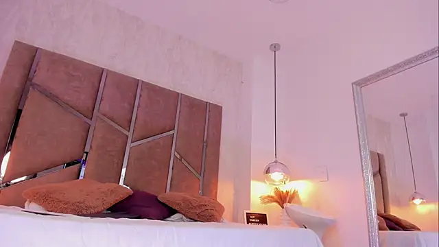 Martinaa Jones  online show from February 2025 05:50:01 PM