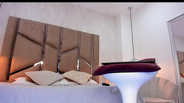 Martinaa Jones  online show from September 2025 07:38:01 PM