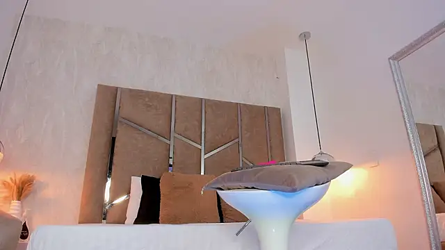 Martinaa Jones  online show from February 2026 12:37:02 PM