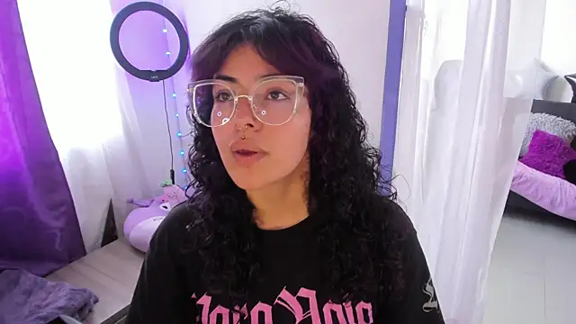 Snapshot of witchviolet chatting on January 2025 08:59:01 PM witchviolet online show from January 2025 08:59:01 PM