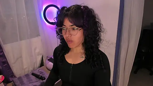 Snapshot of witchviolet chatting on January 2025 11:09:01 PM witchviolet online show from January 2025 11:09:01 PM