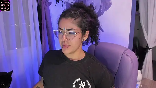 Snapshot of witchviolet chatting on December 2025 03:33:01 AM witchviolet online show from December 2025 03:33:01 AM