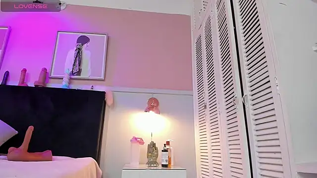 chloe watson  online show from October 2025 03:07:01 PM