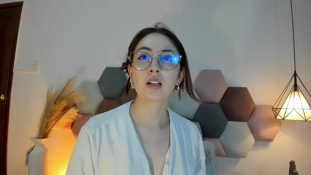 Snapshot of Emilywatsonn chatting on October 2025 10:48:02 PM Emilywatsonn online show from October 2025 10:48:02 PM