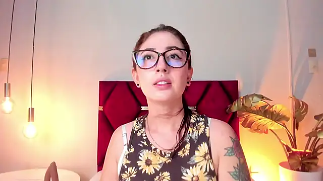 Snapshot of Emilywatsonn chatting on November 2025 12:32:01 AM Emilywatsonn online show from November 2025 12:32:01 AM