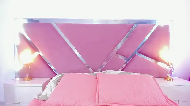 NinnaVous online show from January 2025 02:24:02 PM