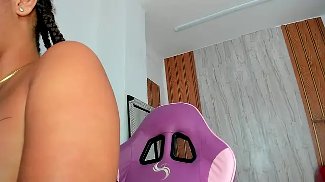 Snapshot of Alika01 chatting on October 2025 02:05:01 PM Alika01 online show from October 2025 02:05:01 PM