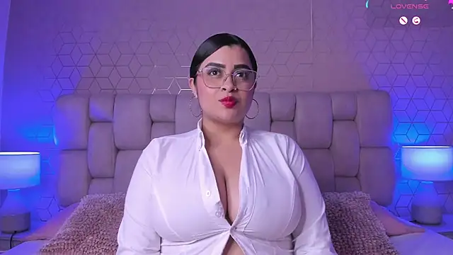 Snapshot of Emilyboobss chatting on February 2025 06:42:01 AM Emilyboobss online show from February 2025 06:42:01 AM