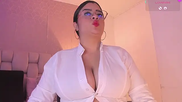 Snapshot of Emilyboobss chatting on February 2025 04:40:02 AM Emilyboobss online show from February 2025 04:40:02 AM