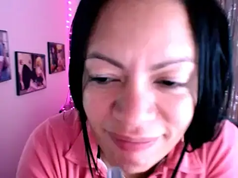 Snapshot of Cristal_w chatting on December 2024 03:33:02 PM Cristal w online show from December 2024 03:33:02 PM