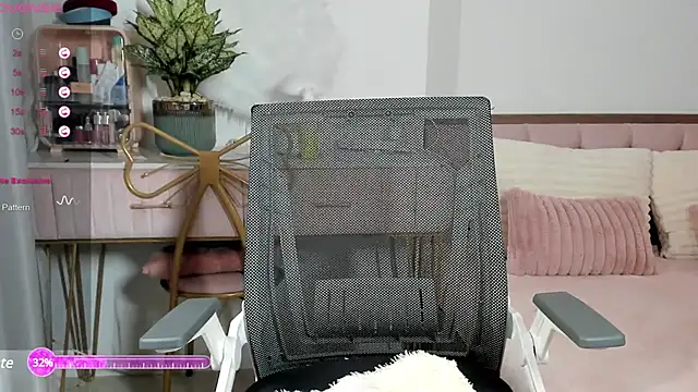 Snapshot of _Joliie_ chatting on February 2025 08:01:01 PM  Joliie  online show from February 2025 08:01:01 PM
