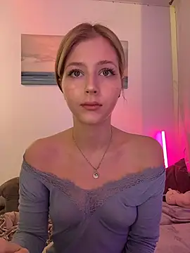 Snapshot of LunaRase chatting on November 2025 08:35:02 AM LunaRase online show from November 2025 08:35:02 AM