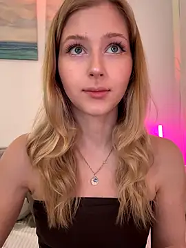 Snapshot of LunaRase chatting on November 2025 10:18:02 AM LunaRase online show from November 2025 10:18:02 AM