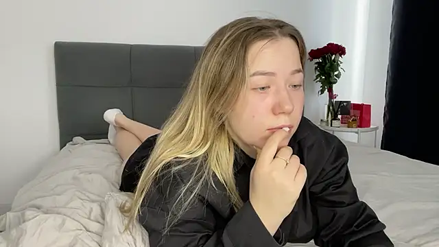 Embersweetbunny online show from February 2025 11:07:02 AM