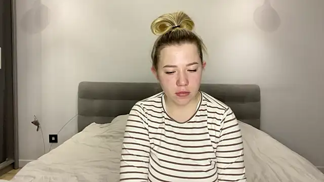 Embersweetbunny online show from December 2025 06:20:02 AM