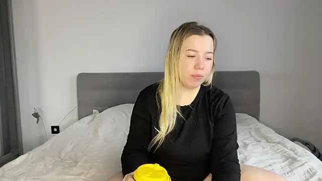 Embersweetbunny online show from December 2025 08:10:01 AM