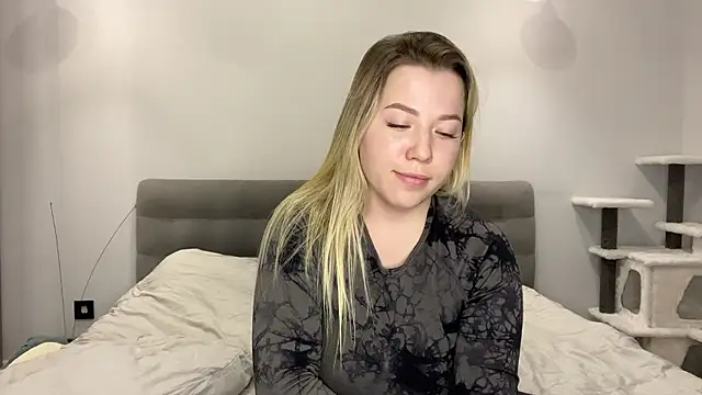 Embersweetbunny online show from January 2026 06:43:02 PM