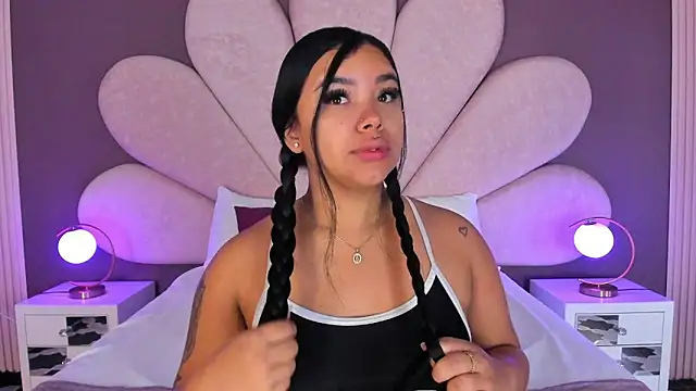 Snapshot of MarianaGarciaa__ chatting on February 2026 11:33:01 AM MarianaGarciaa online show from February 2026 11:33:01 AM