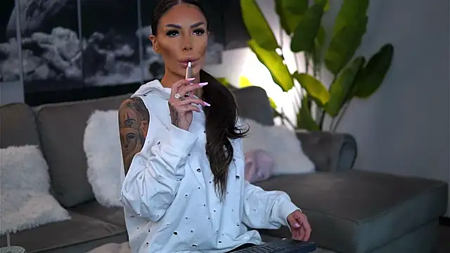 RaquelleVon online show from September 2025 07:01:01 AM