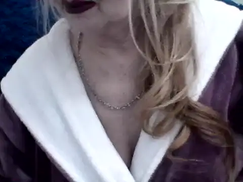 Snapshot of CarlyTreat chatting on January 2025 04:09:01 PM CarlyTreat online show from January 2025 04:09:01 PM
