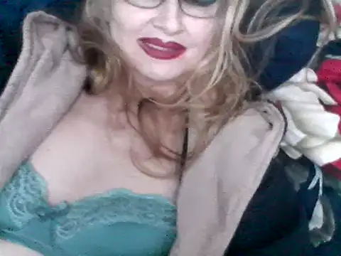 Snapshot of CarlyTreat chatting on February 2025 08:05:01 PM CarlyTreat online show from February 2025 08:05:01 PM