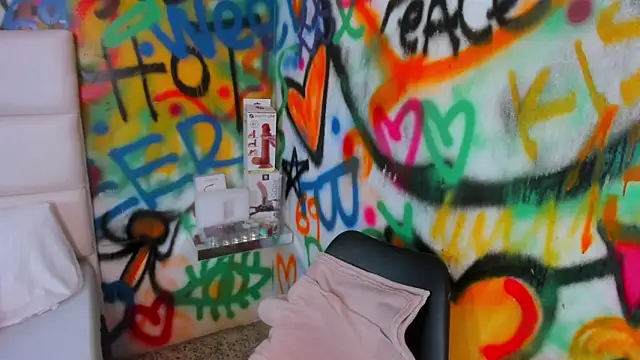 Liana Bernocchi online show from September 2025 08:20:02 PM