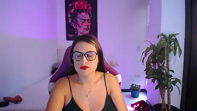 esmeraldaa230 online show from October 2025 07:47:02 PM