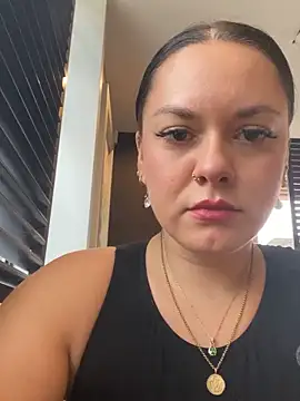 Luccreccia  online show from September 2025 09:21:02 AM