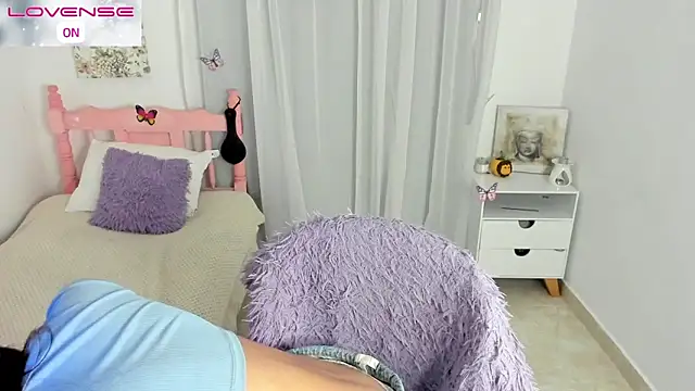 Snapshot of cute_roxy chatting on October 2025 01:28:01 AM cute roxy online show from October 2025 01:28:01 AM